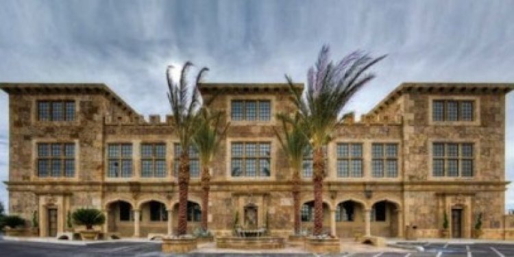 Arhitectură ecologică în Las Vegas: Casa construită din 500.000 de sticle de bere
